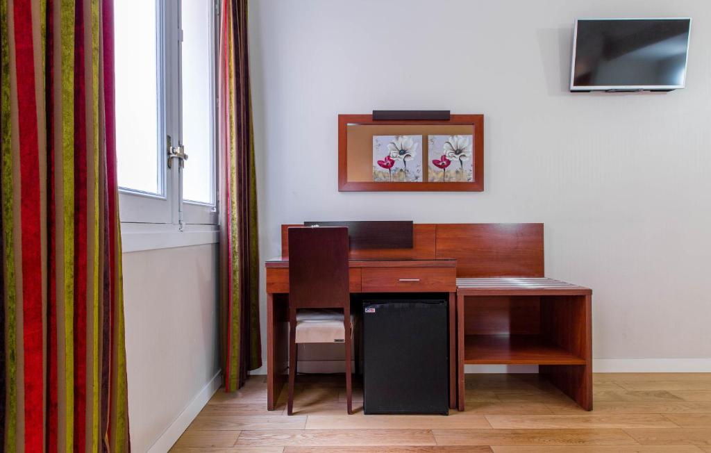 A television and/or entertainment centre at Hostal Sol Square Madrid