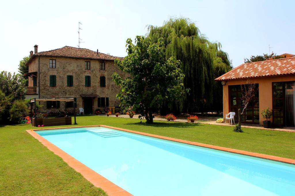una piscina nel cortile di una casa di B&B Il Conte Giacomo a Viarolo
