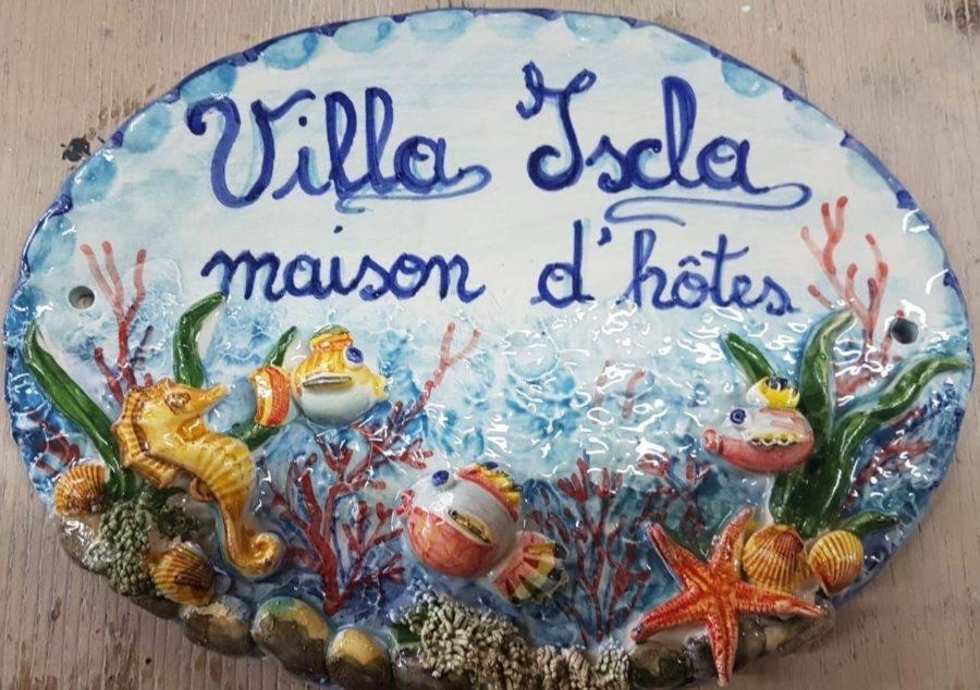 Una torta di compleanno con sopra l'oceano di VILLA ISCLA maison d'hôtes a Ischia