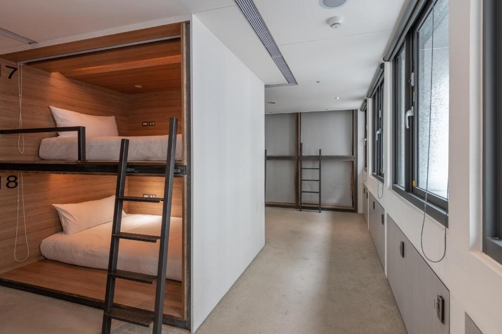 Postel nebo postele na pokoji v ubytování Bouti City Capsule Inn
