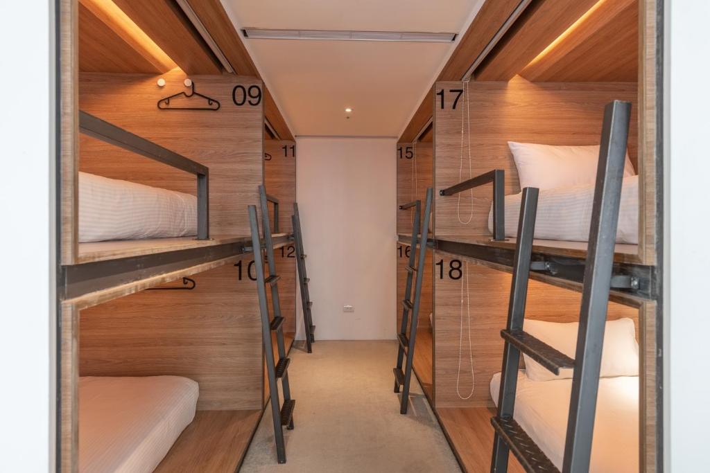 Palanda nebo palandy na pokoji v ubytování Bouti City Capsule Inn