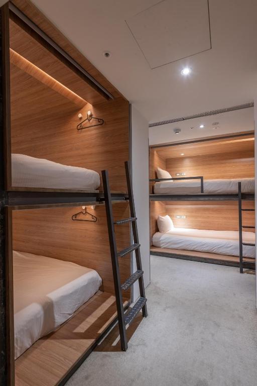 Postel nebo postele na pokoji v ubytování Bouti City Capsule Inn