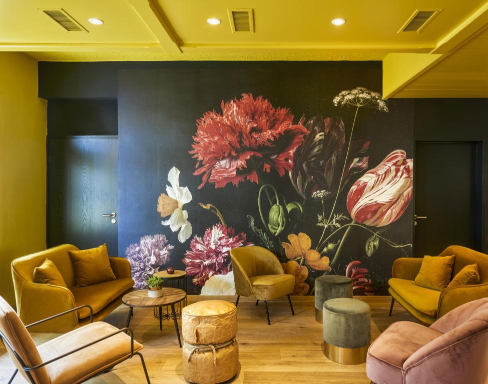 a lobby with a large flower mural on the wall at QUARTIER 82 by Arcadeon in Hagen