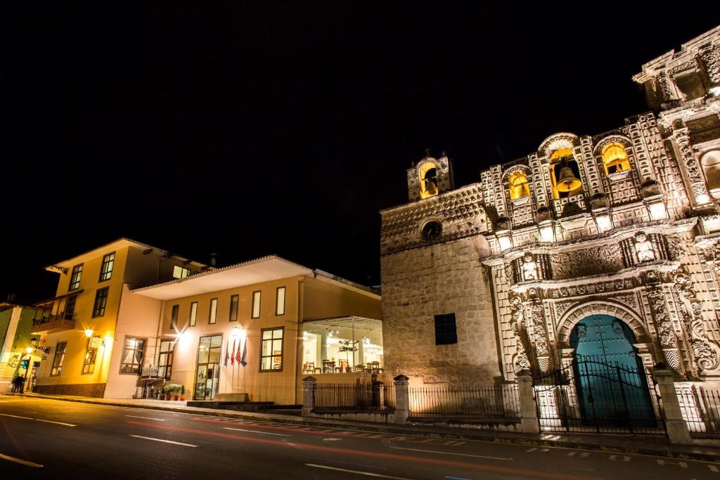 un bâtiment situé dans une rue de la ville la nuit dans l'établissement Costa del Sol Wyndham Cajamarca, à Cajamarca