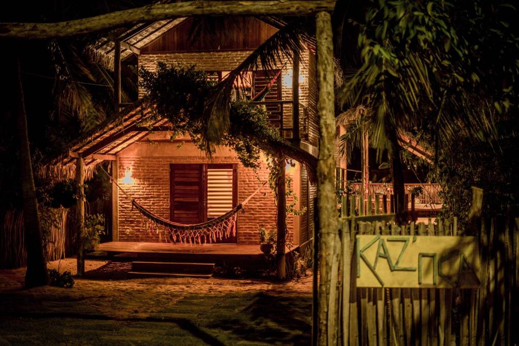 uma rede em frente a uma casa à noite em Pousada kaz'oca em Icaraí