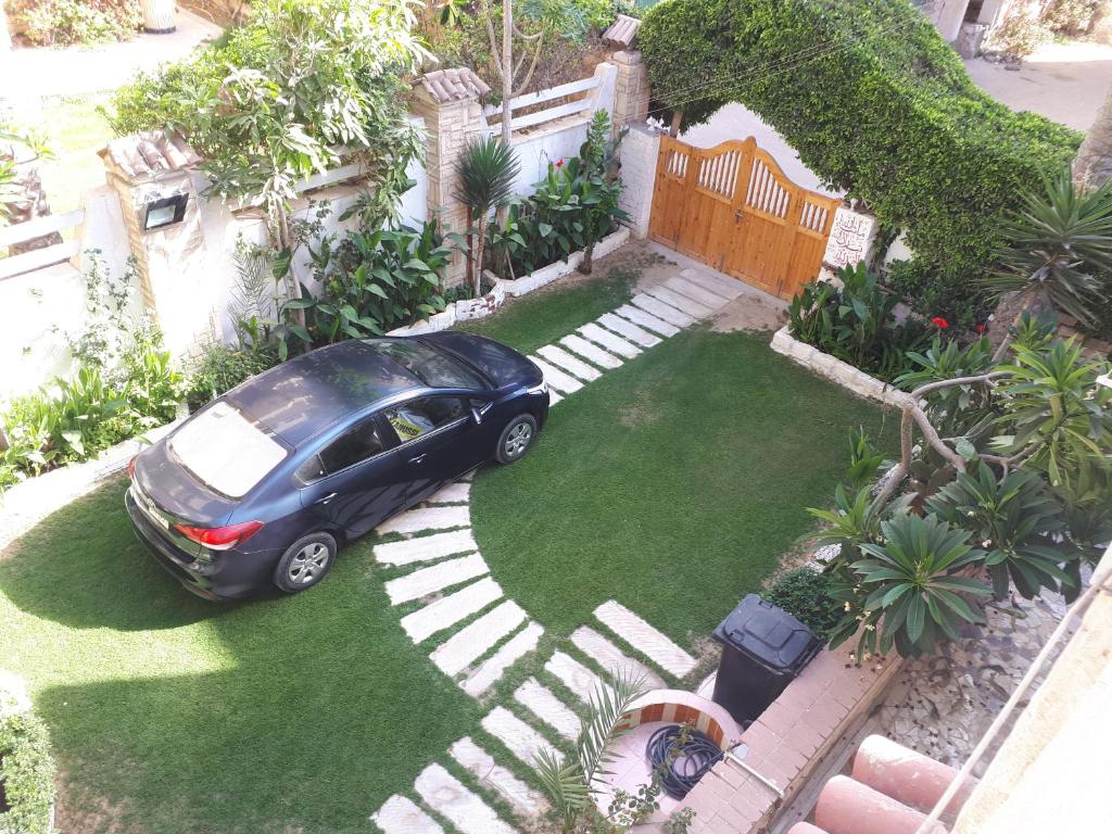 una vista aérea de un coche estacionado en un patio en Vacation Apartments in a Private Villa with Private Beach Access en Alexandría