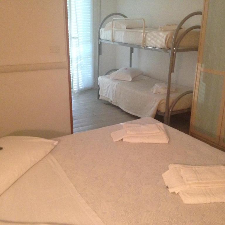 Postel nebo postele na pokoji v ubytování Hotel Carol