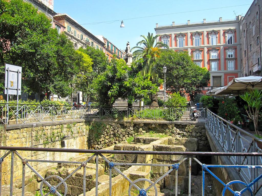 vista su una città con edifici e alberi di Casa Margot a Napoli