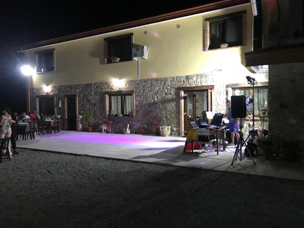 una habitación con un escenario con luces moradas. en Agriturismo la vallata, en Masseria Scilva