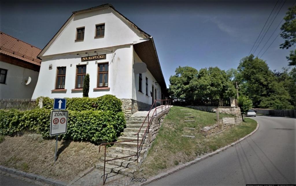 una casa blanca sin señal de estacionamiento delante de ella en Na Kopečku en Litomyšl