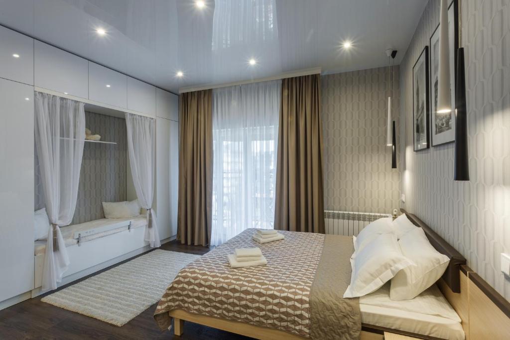 スヴェトロゴルスクにあるApartments near Seaのベッドルーム1室(ベッド1台付)、バスルーム1室が備わります。