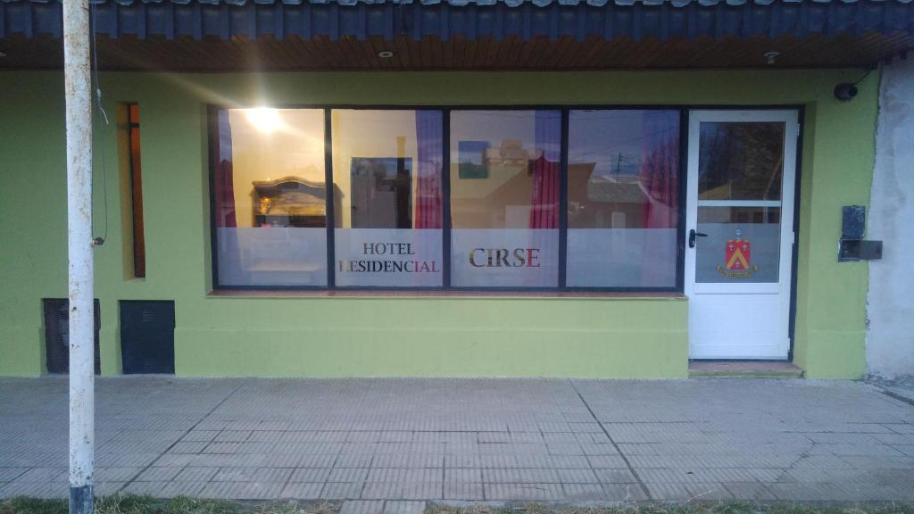 una tienda con ventanas de cristal y una puerta en Cirse en Río Gallegos