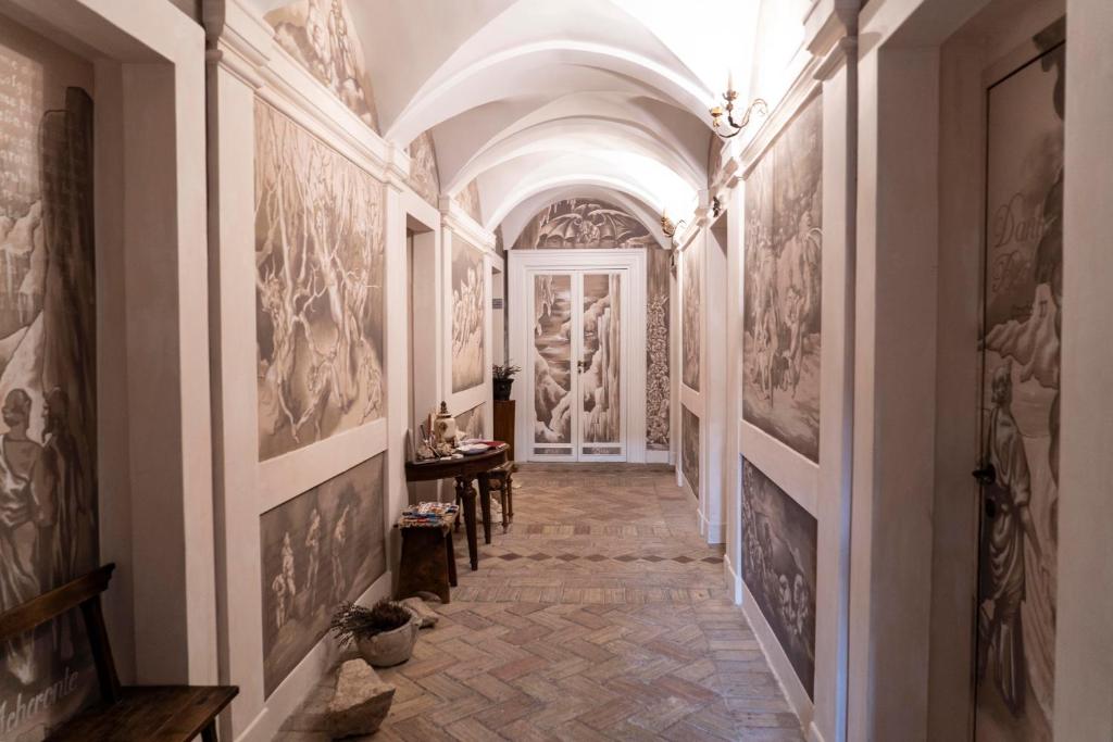 ローマにあるDante's Hell B&Bの壁画のある建物内廊下