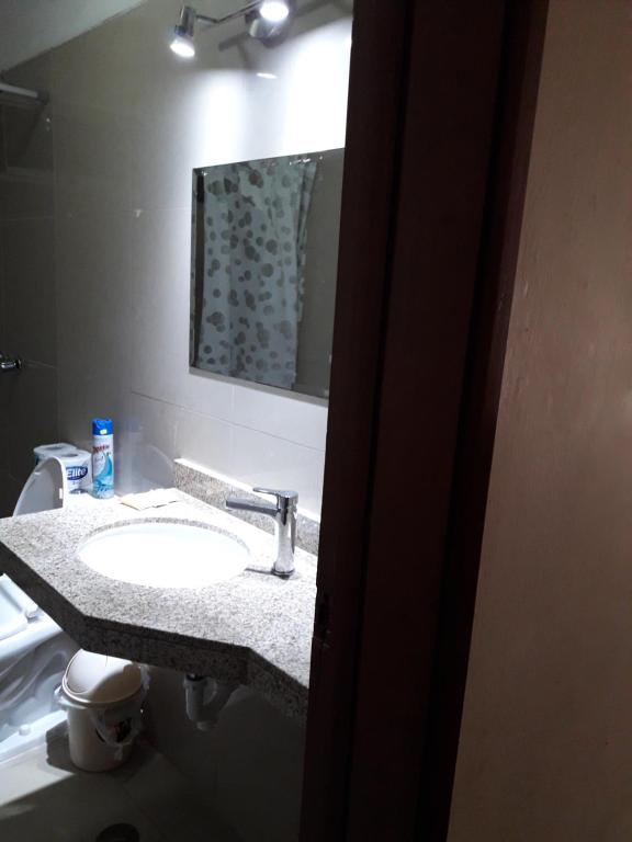 La salle de bains est pourvue d'un lavabo et d'un miroir. dans l'établissement Apartamentos Amoblados de 1 Y 2 dormitorios, à Lima