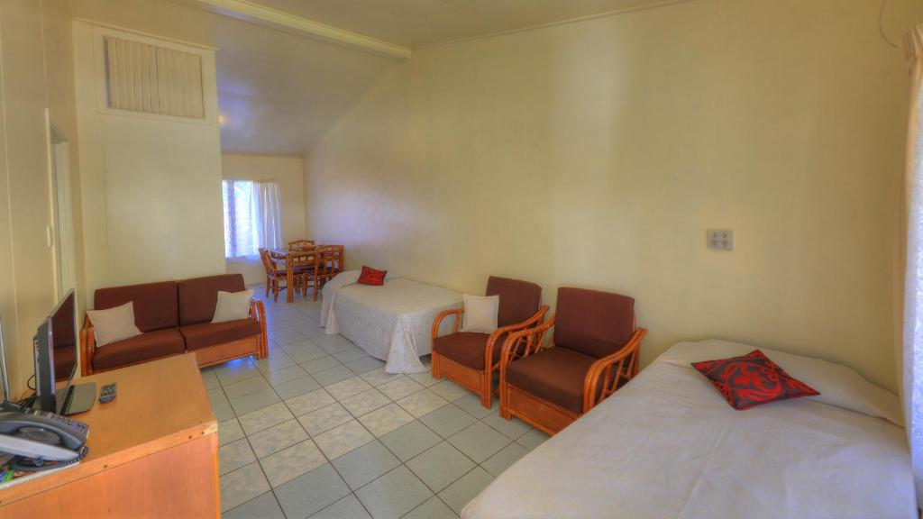Kiikii Inn & Suites - Salle Familiale Avec Vue Sur Le Jardin