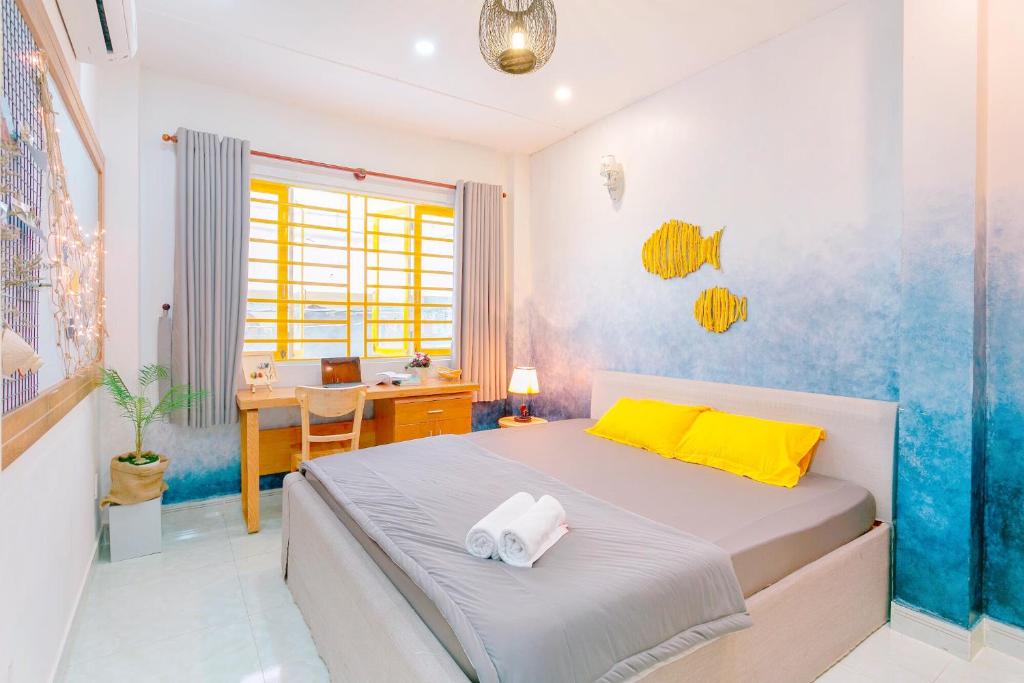 - une chambre avec un lit et un bureau dans l'établissement Qcub1 Homestay, à Hô-Chi-Minh-Ville