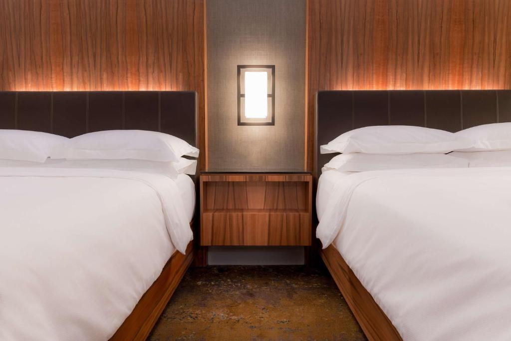 Postel nebo postele na pokoji v ubytování Hyatt Regency Calgary