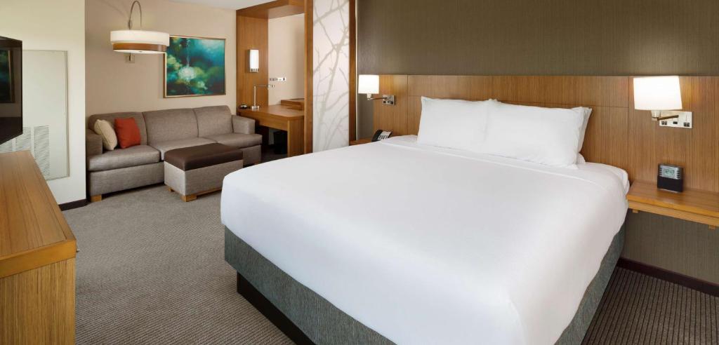 Postel nebo postele na pokoji v ubytování Hyatt Place Lubbock