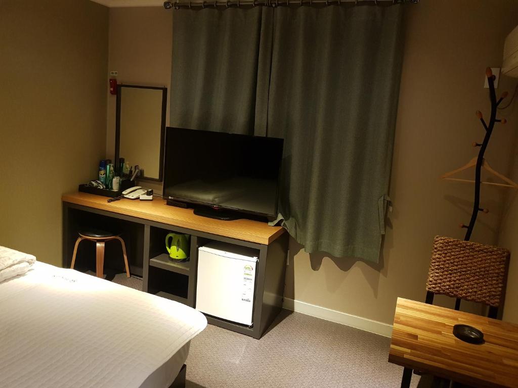 TV a/nebo společenská místnost v ubytování Sunshine Motel