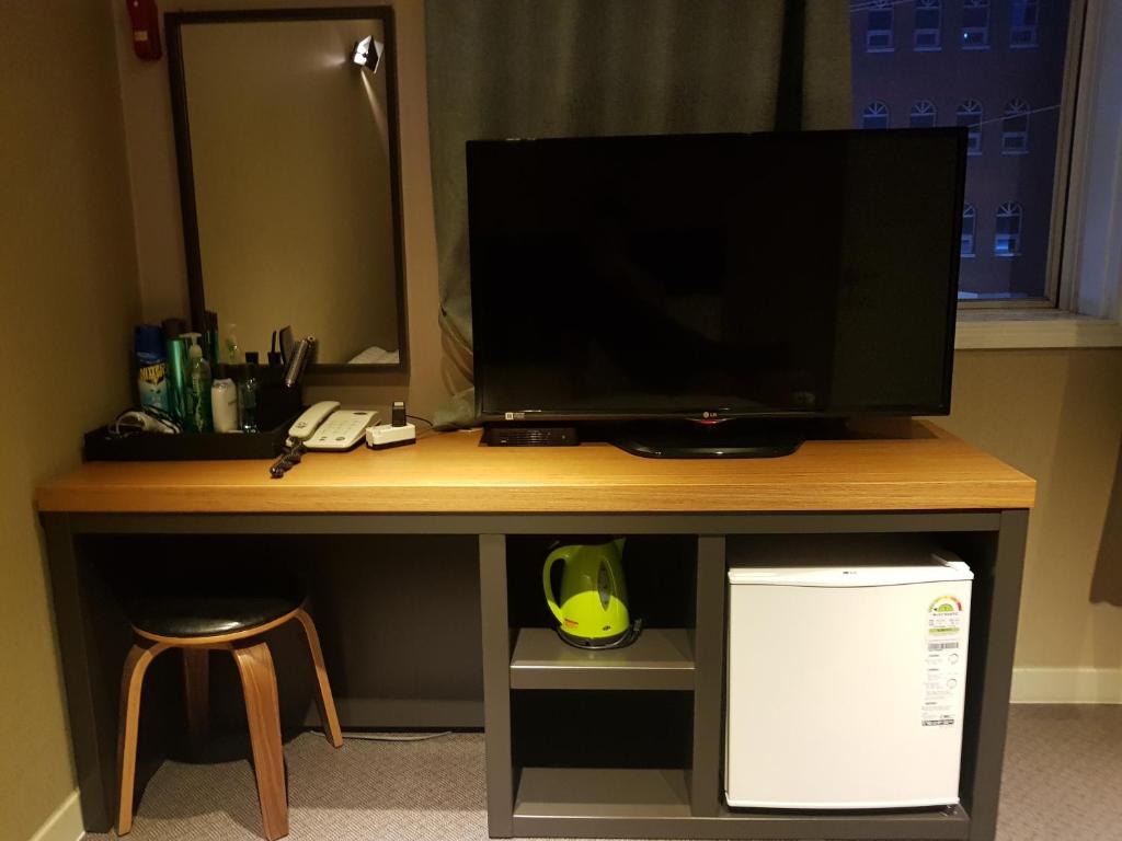 TV a/nebo společenská místnost v ubytování Sunshine Motel