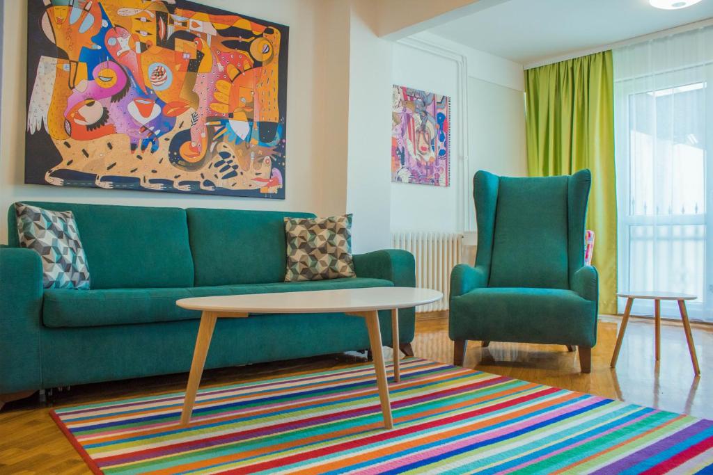 - un salon avec un canapé et deux chaises dans l'établissement Apartment Natali, à Sarajevo