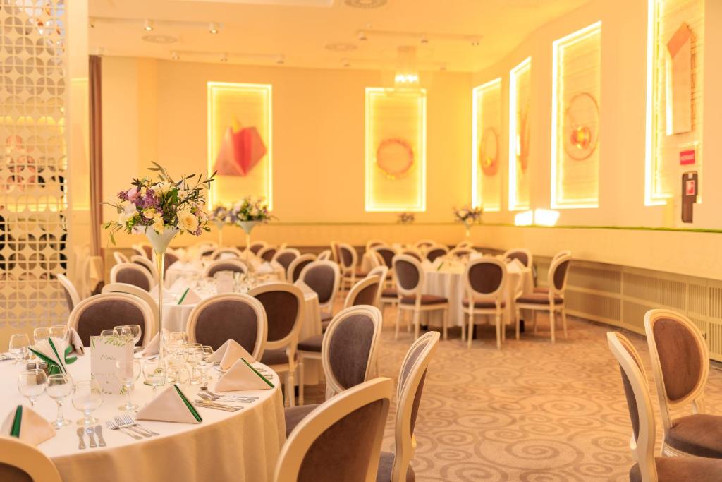 a banquet hall with white tables and chairs at Unirea Hotel & Spa in Iaşi