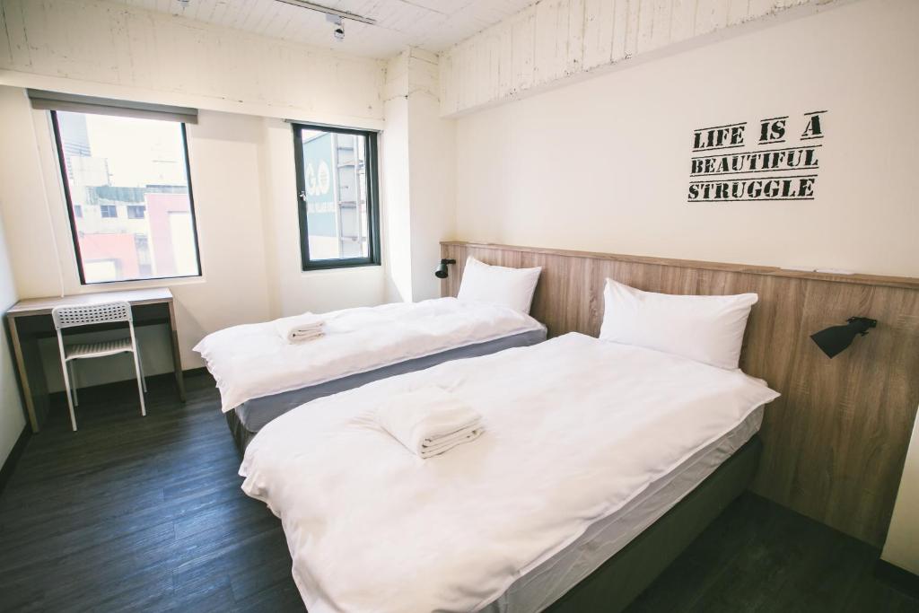 Postel nebo postele na pokoji v ubytování Stray Birds Taichung Hostel