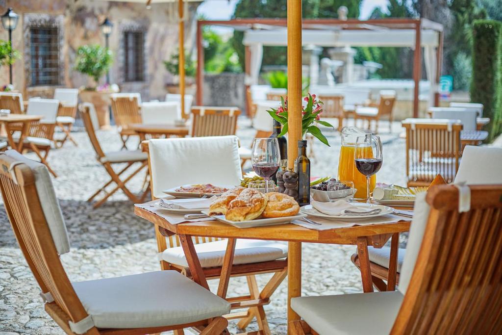 Comida en o cerca de este hotel