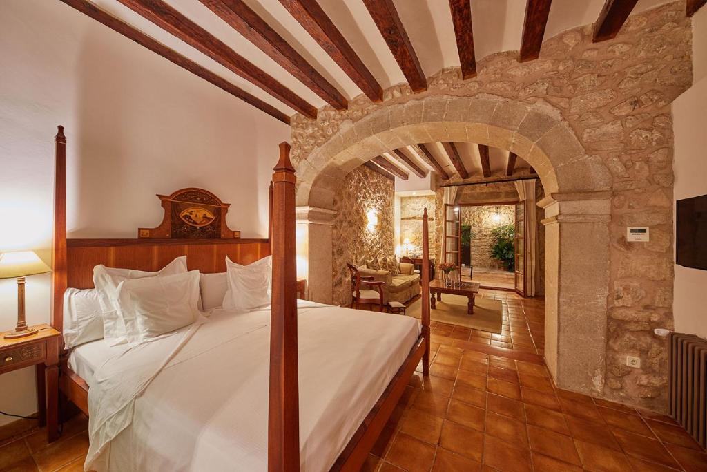 Cama o camas de una habitación en Cas Comte Suites & Spa - Adults Only