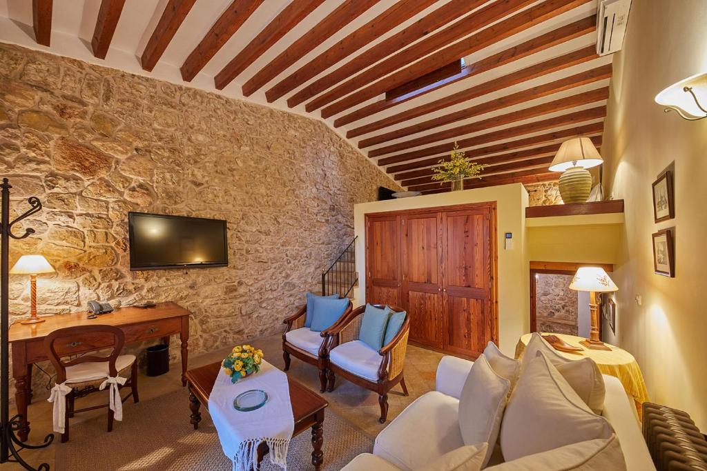 Una televisión o centro de entretenimiento en Cas Comte Suites & Spa - Adults Only