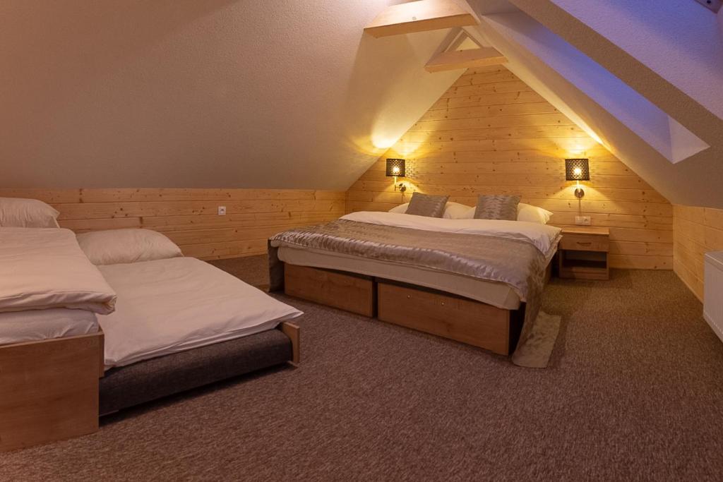 Postel nebo postele na pokoji v ubytování Apartmány a Štúdia Villa Flora