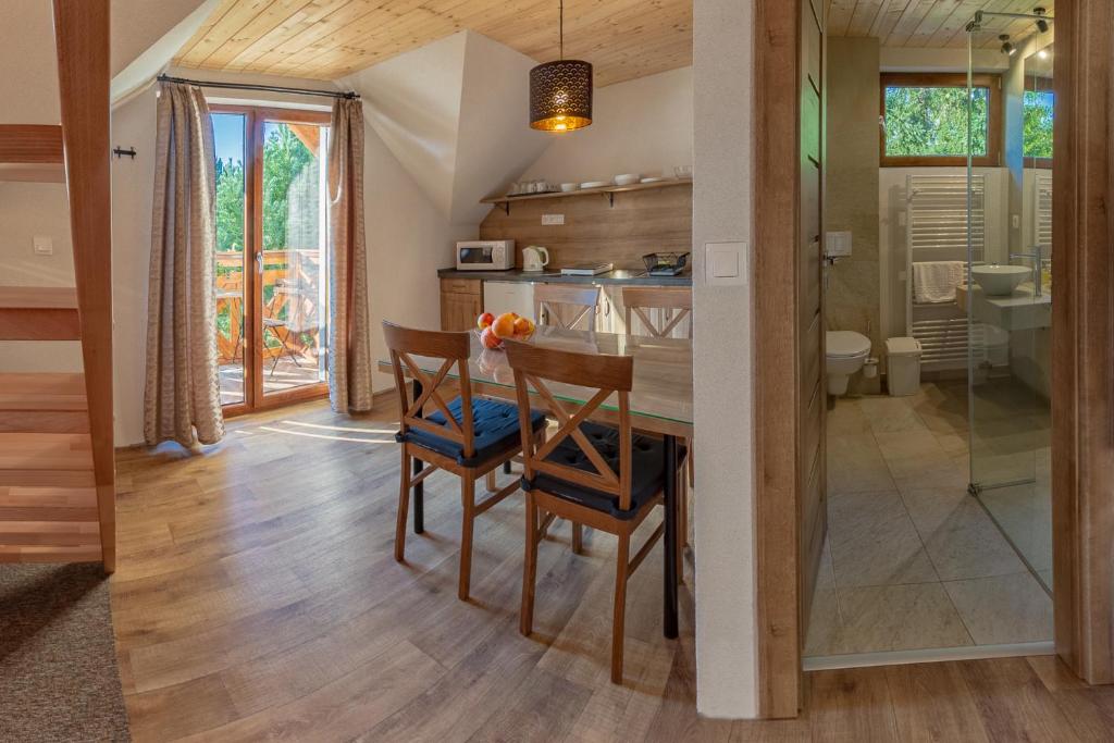 Kuchyň nebo kuchyňský kout v ubytování Apartmány a Štúdia Villa Flora