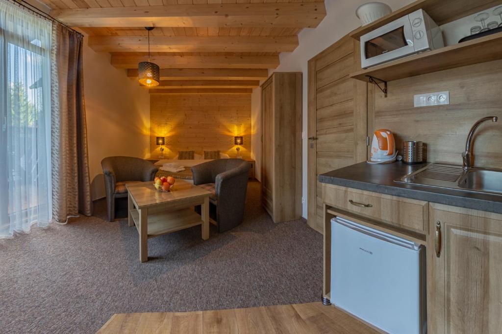 Kuchyň nebo kuchyňský kout v ubytování Apartmány a Štúdia Villa Flora