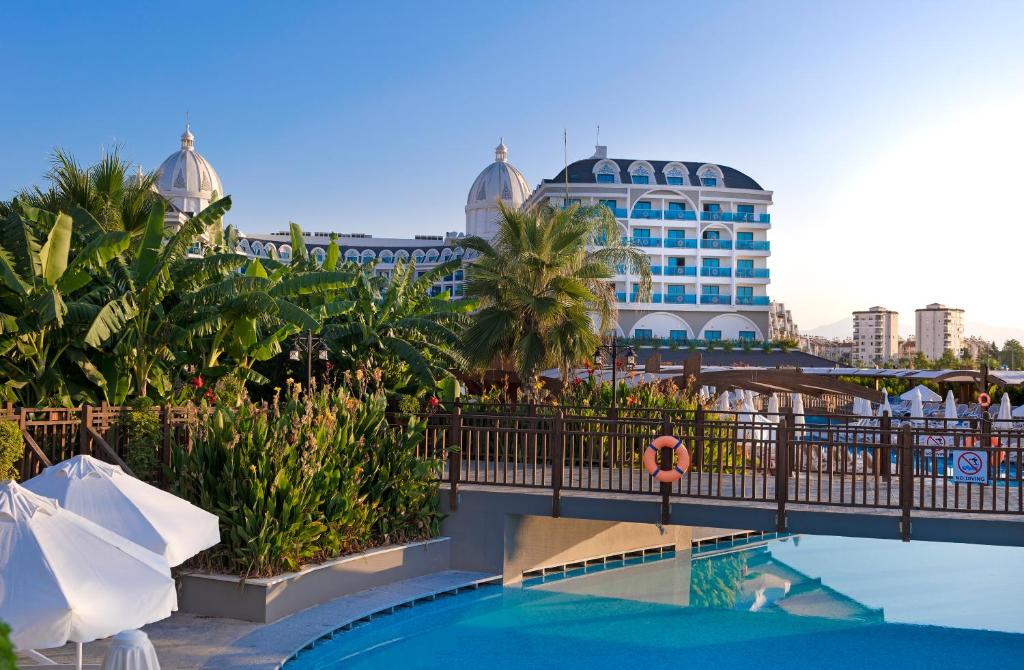 Adalya Elite Lara Hotel - Ultra All Inclusive内部或周边的泳池