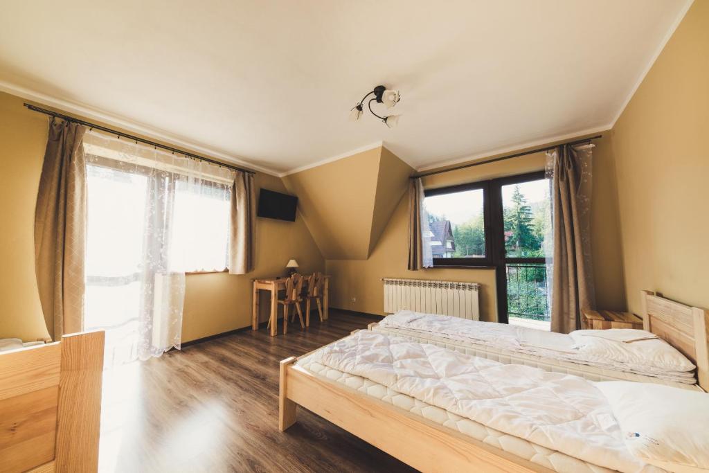 Posteľ alebo postele v izbe v ubytovaní Pokoje i Apartamenty Nad Potokiem