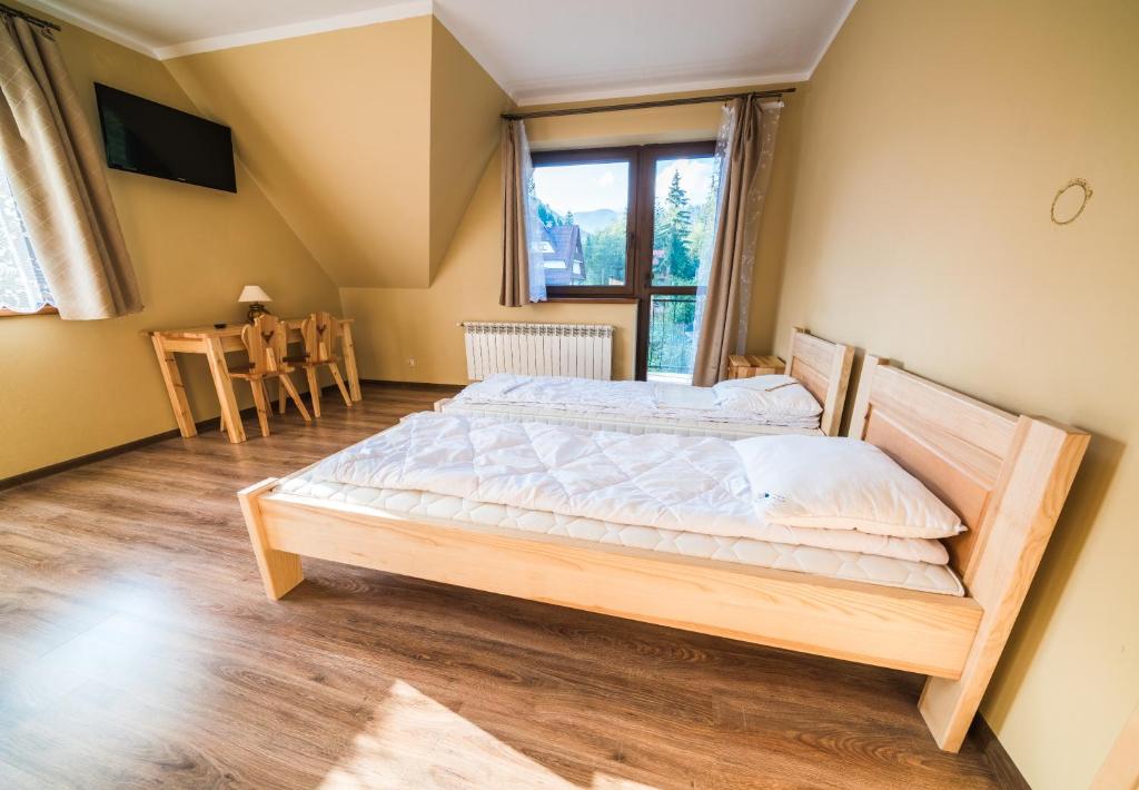 Posteľ alebo postele v izbe v ubytovaní Pokoje i Apartamenty Nad Potokiem