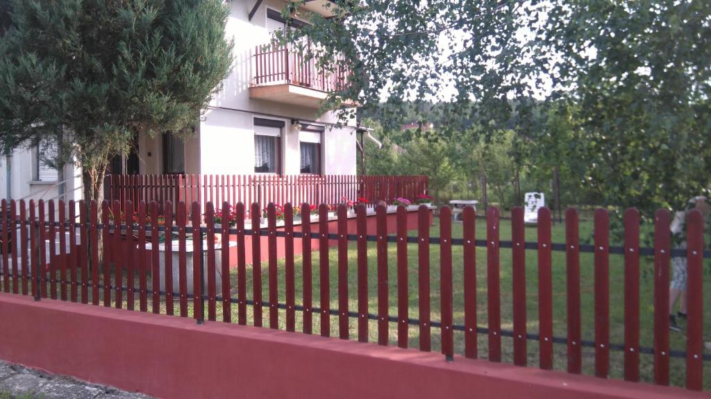 ボガーチにあるVica Vendégházの家の前の赤い柵