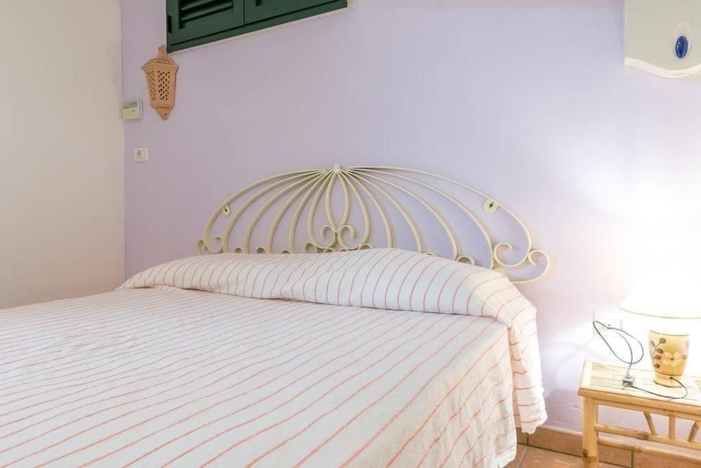 ヴェーリエにあるAlba Salentinaのベッドルーム1室(白いベッドカバー付)