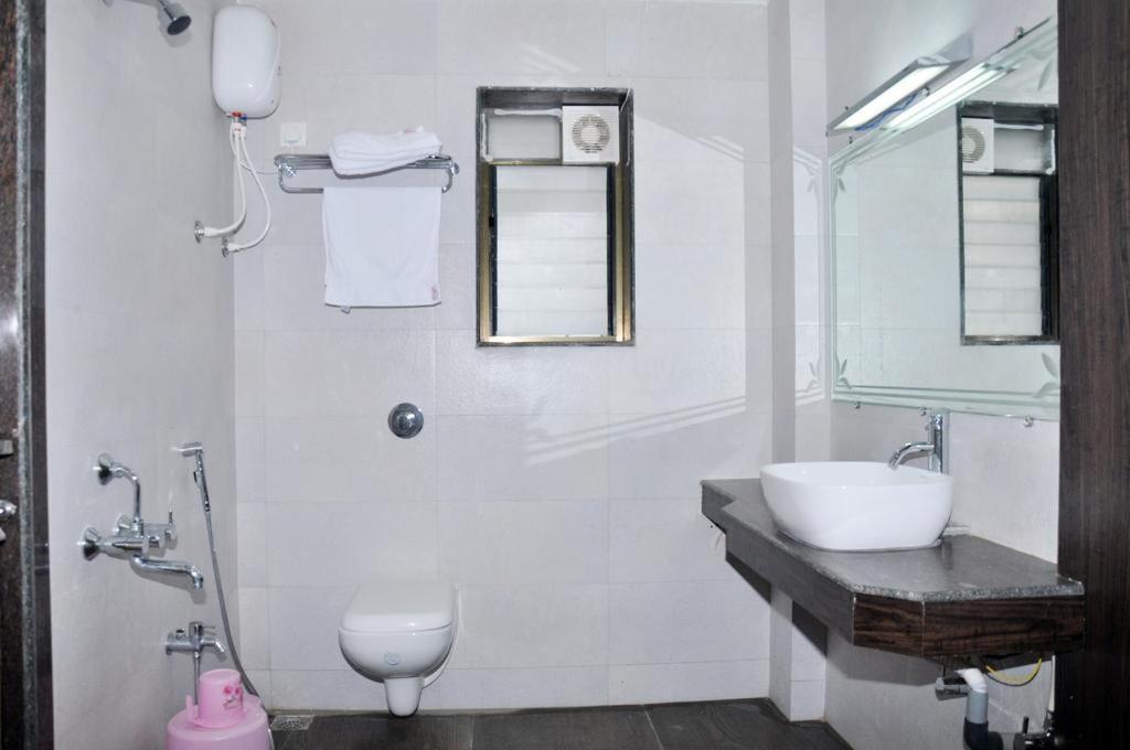 Koupelna v ubytování Hotel Sai Shubham