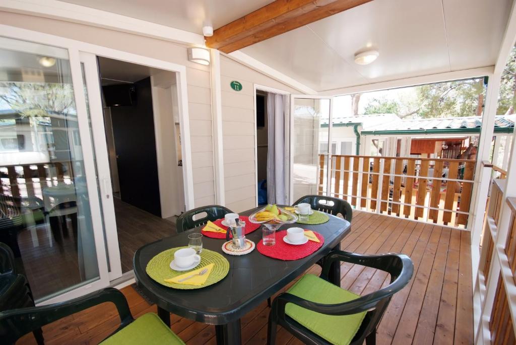 Balkón nebo terasa v ubytování Camping Village Le Calanchiole