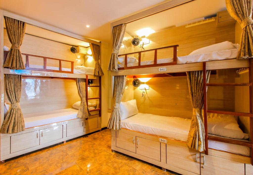 2 Etagenbetten in einem Hostelzimmer in der Unterkunft Hygeinic Airport Dormitory Near by BOM in Mumbai