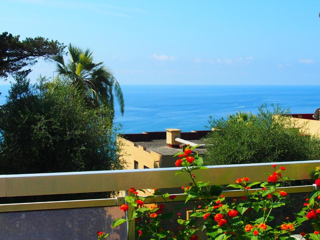 マントンにあるLes Terrasses de la Merの家のバルコニーから海の景色を望めます。