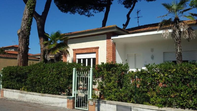 マリーナ・ディ・ピエトラサンタにあるVillino Piera, 250 m dal mareの門前の家
