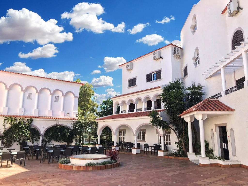 - une vue sur la cour d'un bâtiment dans l'établissement Varchotel, à Elvas