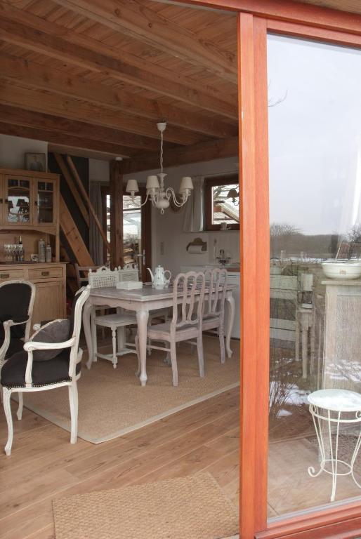 Rõdu või terrass majutusasutuses Holiday home Brokantie