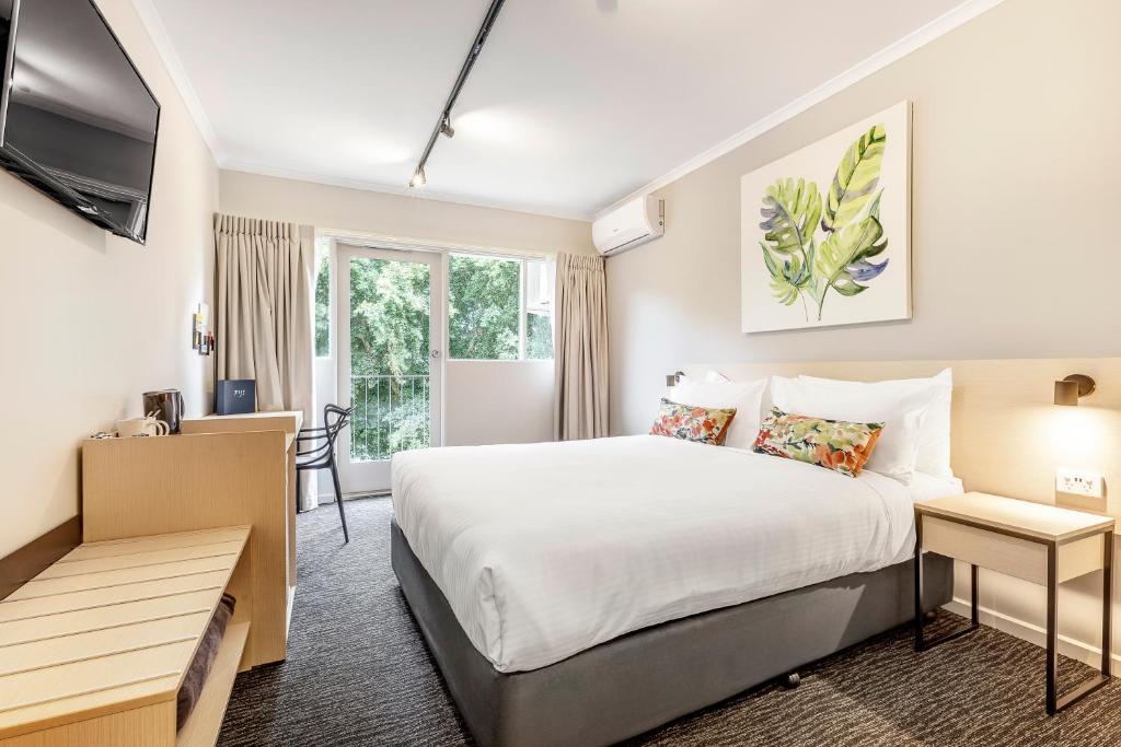 Pokój hotelowy z łóżkiem i biurkiem w obiekcie Nightcap at Findon Hotel w mieście Adelaide