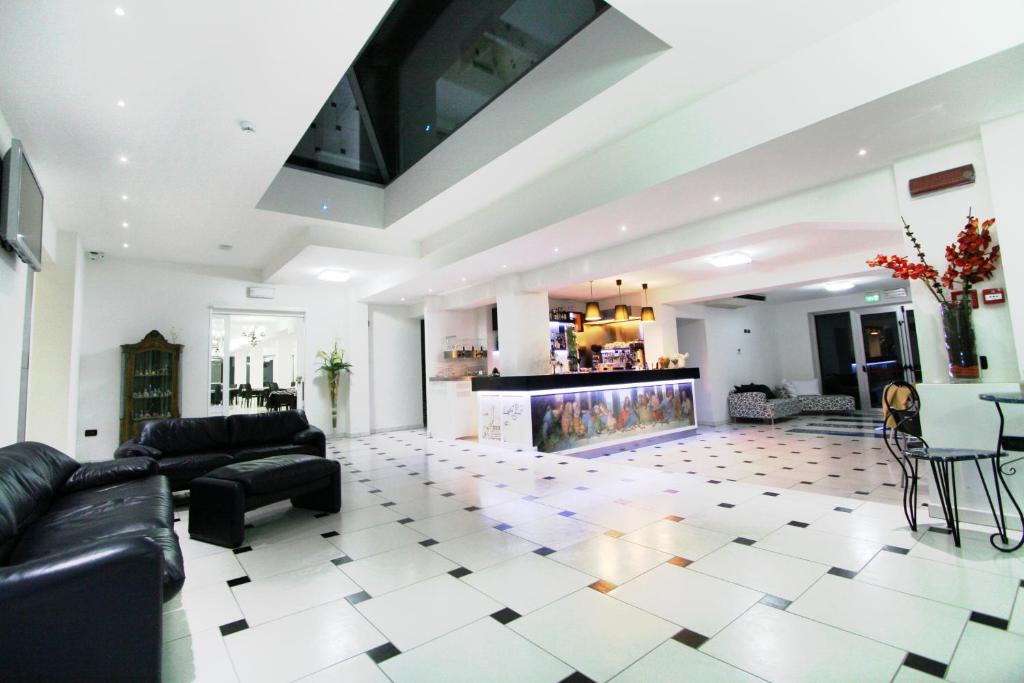 Posezení v ubytování Hotel Leonardo