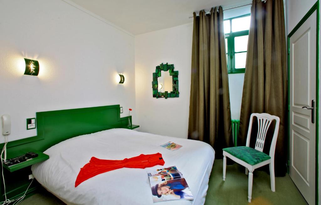 Postel nebo postele na pokoji v ubytování Hôtel Le Coin des Halles
