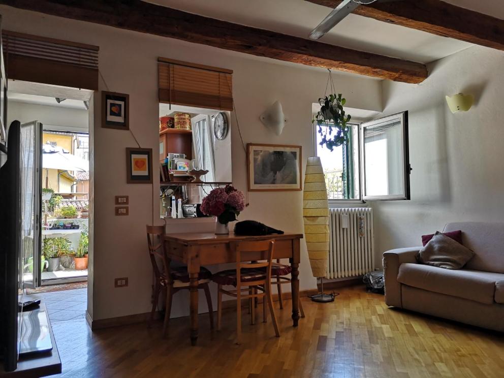 uma sala de estar com uma mesa e um sofá em Appartamento La Rondine em Pesaro