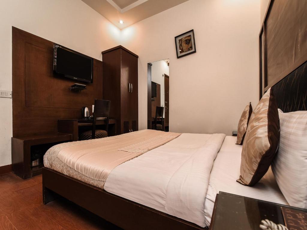 Postel nebo postele na pokoji v ubytování Hotel Haris MG Road Gurugram